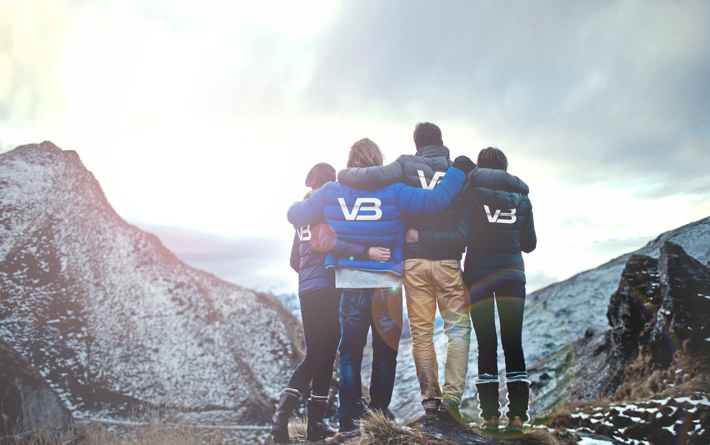 Fire VB-rørleggere ser ut mot et fjell